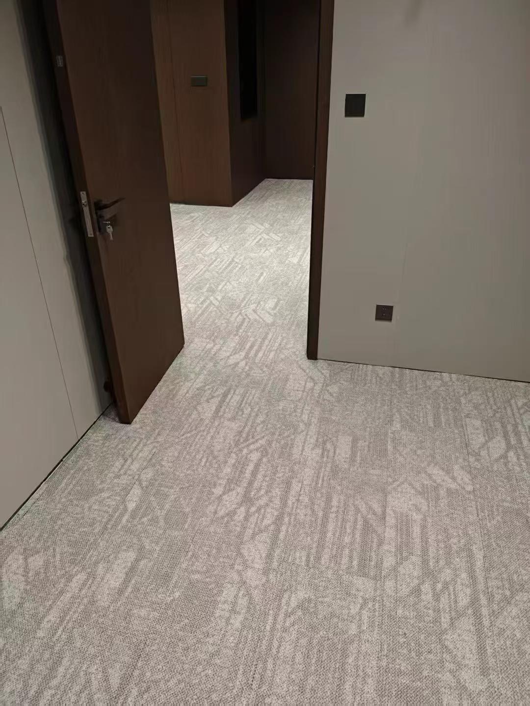 芬芳系列地毯细节展示图1 - PVC底背材质，B1级阻燃